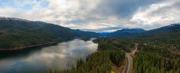 Veduta aerea panoramica del lago Margherita e Sea to Sky Highway nel paesaggio montano canadese — Foto Stock