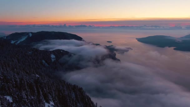 Vista aérea del paisaje montañoso canadiense en la costa del océano Pacífico — Vídeos de Stock