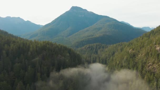 Vista aérea del hermoso paisaje montañoso canadiense sobre las nubes durante un día soleado — Vídeos de Stock