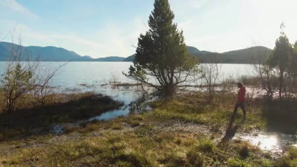 Aventura Chica disfrutando del hermoso lago en la naturaleza canadiense — Vídeo de stock