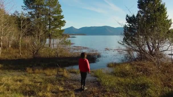 Aventura Chica disfrutando del hermoso lago en la naturaleza canadiense — Vídeos de Stock