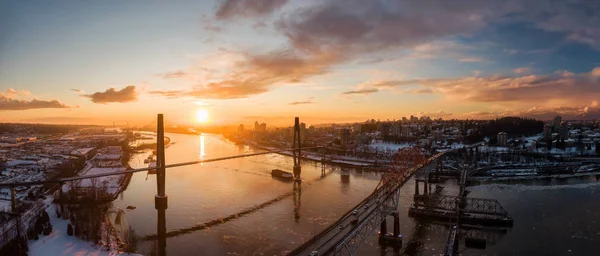 Вид з повітря на сучасне місто, міст і річку Фрейзер під час барвистого заходу сонця — стокове фото