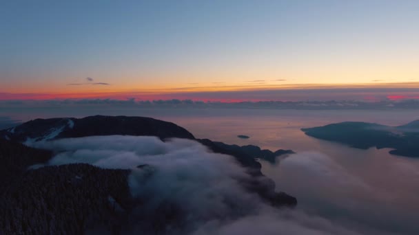 Vista aérea da paisagem montanhosa canadense na costa do Oceano Pacífico — Vídeo de Stock