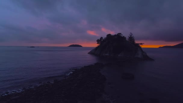 Scenic view on the rocky shore and an island in Whytecliff Park — Stock Video