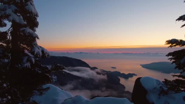 Veduta aerea del paesaggio montano canadese sulla costa dell'Oceano Pacifico — Video Stock