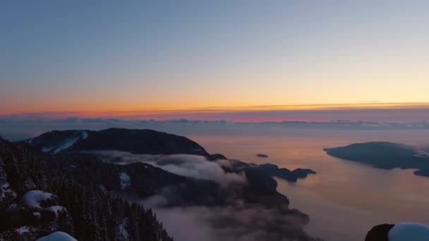 Vista aérea del paisaje montañoso canadiense en la costa del océano Pacífico — Vídeos de Stock