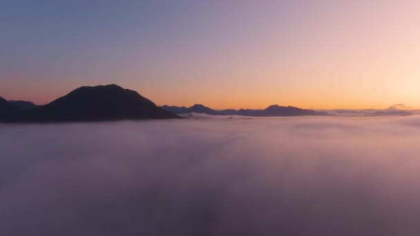 Luchtfoto van Cloudscape over de Stille Oceaan kust tijdens een kleurrijke zonnige zonsopgang — Stockvideo