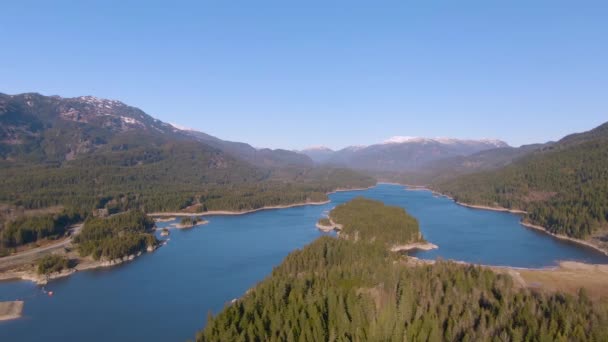 Levegő kilátás Daisy Lake egy napsütéses napon őszi szezonban. — Stock videók