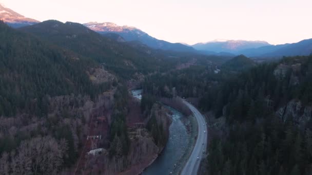 Panoramisch uitzicht vanuit de lucht op de beroemde Scenic Drive, Sea to Sky Highway — Stockvideo