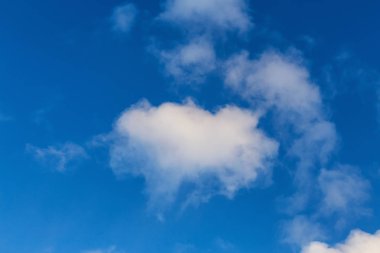 Renkli kış günbatımında Güzel Panoramik Bulut Manzarası