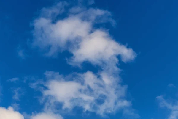 Вид облаков во время цветного зимнего заката — стоковое фото
