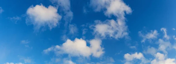 Hermosa vista panorámica de Cloudscape durante un colorido atardecer de invierno — Foto de Stock