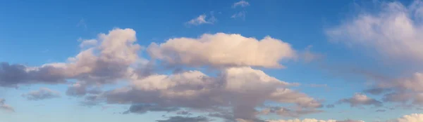 Вид облаков во время цветного зимнего заката . — стоковое фото