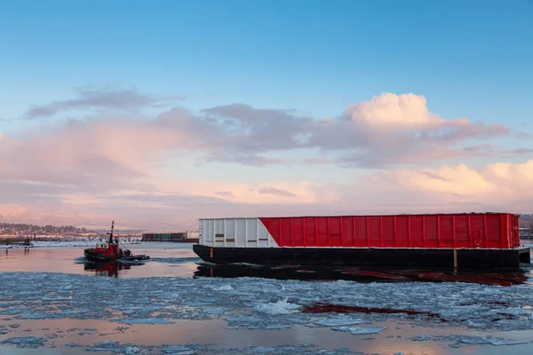 Industriële sleepboot trekt een lading in Fraser River — Stockfoto