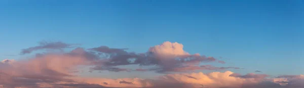 Bela vista panorâmica de Cloudscape durante um pôr-do-sol de inverno colorido . — Fotografia de Stock