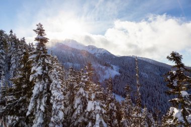 Kanada Dağ Manzarası 'ndaki Güzel Doğa Arkaplanı' nın havadan görünüşü. Whistler Dağı, British Columbia, Kanada 'da çekildi..