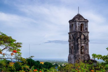 Canlı, güneşli bir günde küçük bir Küba kasabasındaki güzel bir kilise manzarası. Trinidad, Küba 'da çekildi.