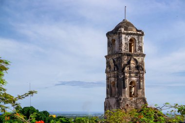 Canlı, güneşli bir günde küçük bir Küba kasabasındaki güzel bir kilise manzarası. Trinidad, Küba 'da çekildi.