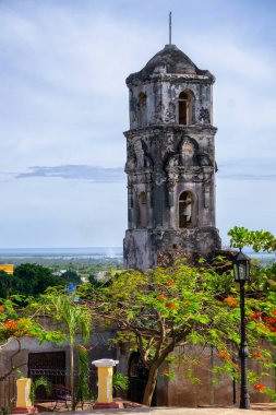 Canlı, güneşli bir günde küçük bir Küba kasabasındaki güzel bir kilise manzarası. Trinidad, Küba 'da çekildi.