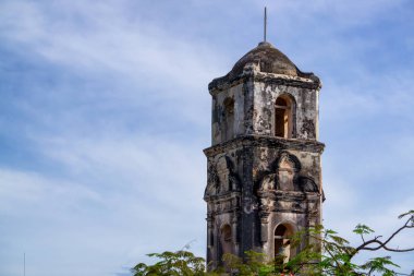 Canlı, güneşli bir günde küçük bir Küba kasabasındaki güzel bir kilise manzarası. Trinidad, Küba 'da çekildi.