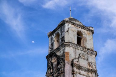 Canlı, güneşli bir günde küçük bir Küba kasabasındaki güzel bir kilise manzarası. Trinidad, Küba 'da çekildi.