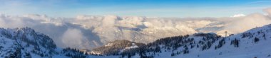 Whistler, British Columbia, Kanada. Kanada Karlı Dağ manzaralı Gondol Tepesi 'nin güzel Panoramik Manzarası Bulutlu ve canlı kış günbatımında