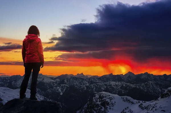 Adventurous Girl Assistindo Lindo Pôr Sol Dramático Topo Das Montanhas — Fotografia de Stock