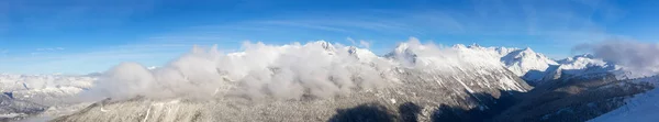 ウィスラー ブリティッシュコロンビア州 カナダ 曇り空と晴れた冬の日の間に背景にブラックコーム山とカナダの雪に覆われた風景の美しい景色 — ストック写真