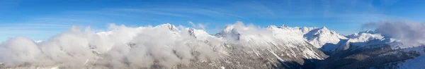 ウィスラー ブリティッシュコロンビア州 カナダ 曇り空と晴れた冬の日の間に背景にブラックコーム山とカナダの雪に覆われた風景の美しい景色 — ストック写真