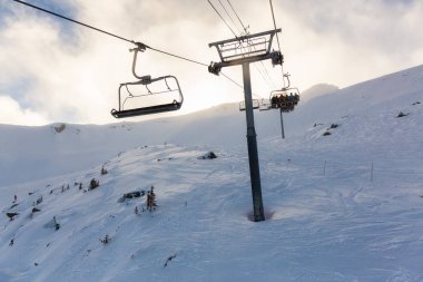 Whistler Kayak Tesisi, British Columbia, Kanada. Karlı Kanada Doğa Manzarası Dağı 'nın güzel manzarası ve canlı bir kış sabahı zirveye çıkan teleferik..