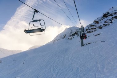 Whistler Kayak Tesisi, British Columbia, Kanada. Karlı Kanada Doğa Manzarası Dağı 'nın güzel manzarası ve canlı bir kış sabahı zirveye çıkan teleferik..