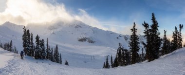 Whistler Kayak Tesisi, British Columbia, Kanada. Karlı Kanada Doğa Manzarası 'nın güzel manzarası canlı ve güneşli bir kış gününde.