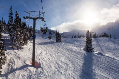 Whistler Kayak Tesisi, British Columbia, Kanada. Karlı Kanada Doğa Manzarası 'nın güzel manzarası canlı ve güneşli bir kış sabahı boyunca.