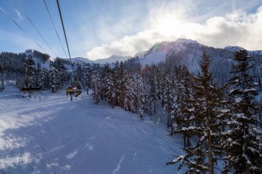 Whistler, British Columbia, Kanada. Canlı ve güneşli bir kış gününde karlı dağın güzel hava manzarası.