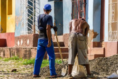 Trinidad, Küba - 11 Haziran 2019: Sıcak ve güneşli bir günde Eski Havana şehrinin sokaklarında işçi işi yapan adam.