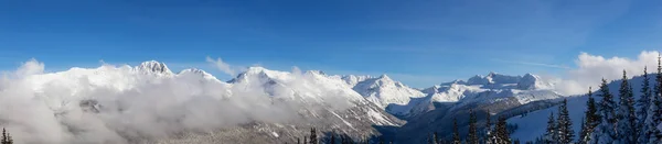 ウィスラー ブリティッシュコロンビア州 カナダ 曇り空と晴れた冬の日の間に背景にブラックコーム山とカナダの雪に覆われた風景の美しい景色 — ストック写真