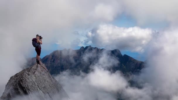 冒险的女摄影师和登山客 — 图库视频影像