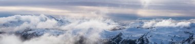 Whistler, British Columbia, Kanada. Kanada Karlı Dağ manzarasının güzel panoramik manzarası bulutlu ve canlı kış günbatımında.