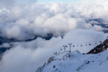 Whistler Kayak Tesisi, British Columbia, Kanada. Karlı Kanada Doğa Manzarası Dağı 'nın güzel manzarası ve canlı bir kış sabahı zirveye çıkan teleferik..