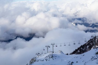 Whistler Kayak Tesisi, British Columbia, Kanada. Karlı Kanada Doğa Manzarası Dağı 'nın güzel manzarası ve canlı bir kış sabahı zirveye çıkan teleferik..