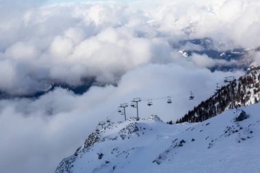 Whistler Kayak Tesisi, British Columbia, Kanada. Karlı Kanada Doğa Manzarası Dağı 'nın güzel manzarası ve canlı bir kış sabahı zirveye çıkan teleferik..
