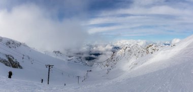 Whistler, British Columbia, Kanada. Kanadalı Karlı Dağ manzarasının güzel panoramik manzarası bulutlu ve canlı bir kış gününde.