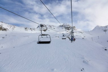Whistler Kayak Tesisi, British Columbia, Kanada. Karlı Kanada Doğa Manzarası Dağı 'nın güzel manzarası ve canlı bir kış sabahı zirveye çıkan teleferik..