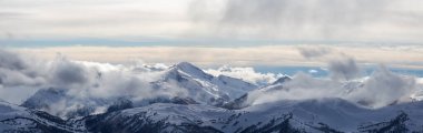 Whistler, British Columbia, Kanada. Kanadalı Karlı Dağ manzarasının güzel panoramik manzarası bulutlu ve canlı bir kış gününde.