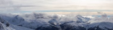 Whistler, British Columbia, Kanada. Kanadalı Karlı Dağ manzarasının güzel panoramik manzarası bulutlu ve canlı bir kış gününde.