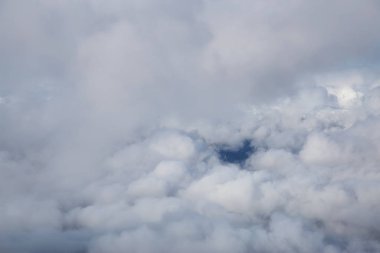 Güneşli ve bulutlu bir kış gününde Kanada dağ manzarasının üzerindeki bulutlu manzaranın güzel manzarası. Whistler, BC, Kanada 'da çekilmiş. Arkaplan için iyi, Arkaplan