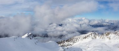 Whistler, British Columbia, Kanada. Kanadalı Karlı Dağ manzarasının güzel panoramik manzarası bulutlu ve canlı bir kış gününde.