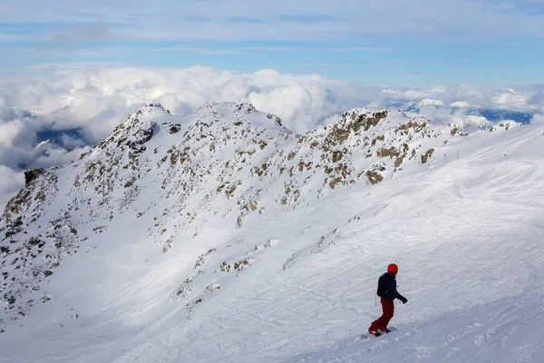 日当たりの良い曇り空の冬の日に雪に覆われた山の上に男のスノーボード ブラックコーム山 ウィスラー ブリティッシュコロンビア州 カナダ — ストック写真