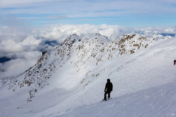 Homem Snowboarding Topo Uma Montanha Coberta Neve Durante Dia Inverno — Fotografia de Stock