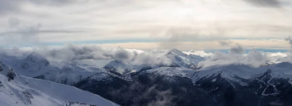 ウィスラー ブリティッシュコロンビア州 カナダ 曇りで活気のある冬の日の間にカナダの雪に覆われた山の風景の美しいパノラマビュー — ストック写真